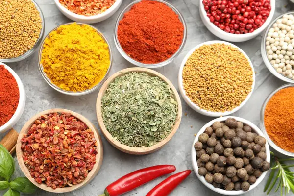 Gri masada farklı aromatik baharatlar var.