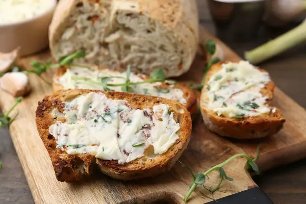 Tahta masada sarımsaklı, otlu ve yağlı lezzetli ekmek, yakın plan.