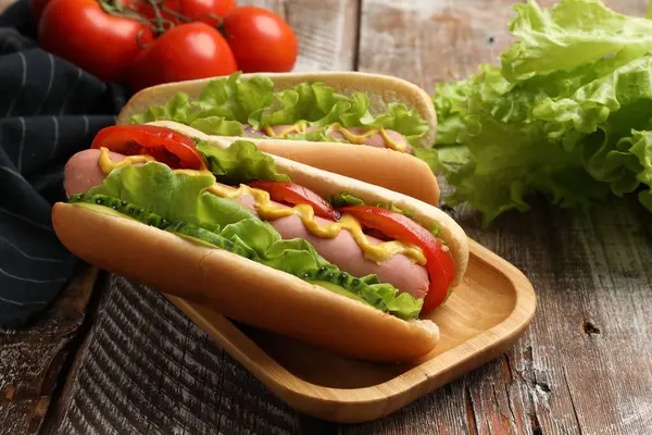 Ahşap masada lezzetli sosisliler, yakın plan.