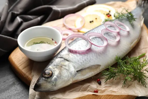 Lezzetli ringa balığı, siyah masada baharatlar, yakın plan