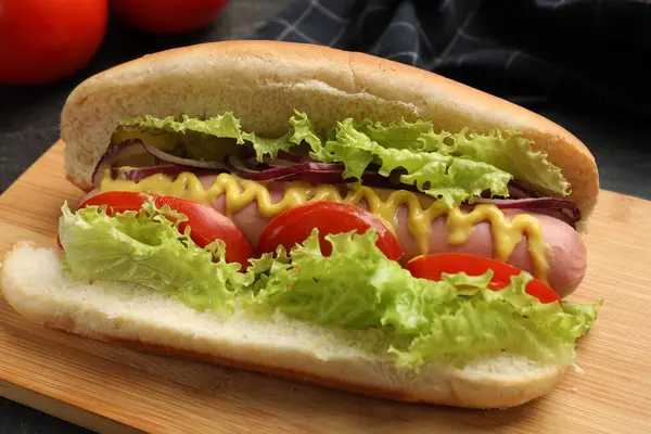 Sebzeli lezzetli sosisli sandviç, yakın plan.