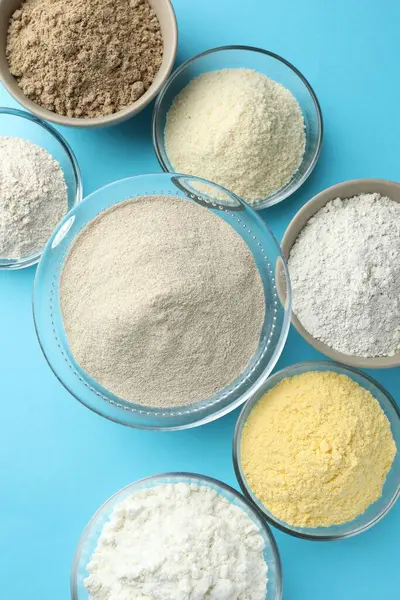 Açık mavi zemin üzerinde farklı un türleri, düz yatıyordu