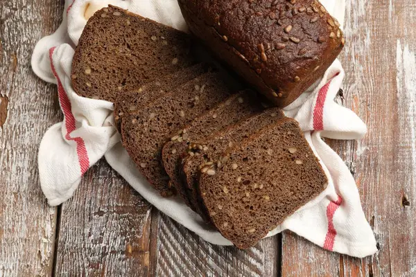 Tahta masanın üstünde taze ekmek parçaları, üst manzara.