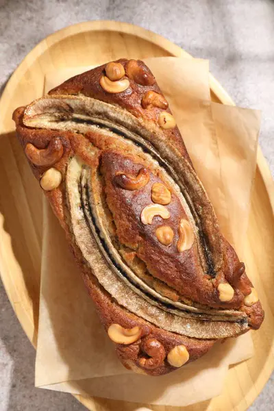 Ev yapımı muz ekmeği, fındıklı gri masa, üst manzara.