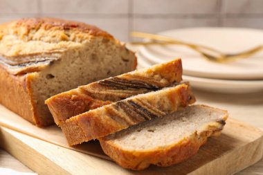 Masanın üzerinde muz ekmeği parçaları, yakın plan.