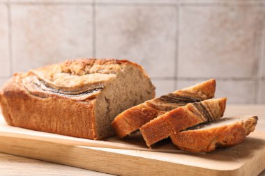 Tahta masada muz ekmeği kes, yakın plan.