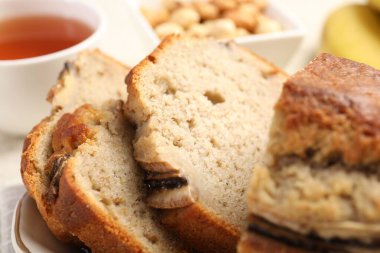 Muzlu ekmeği fındıklı kes ve masaya çay koy, yakın plan.