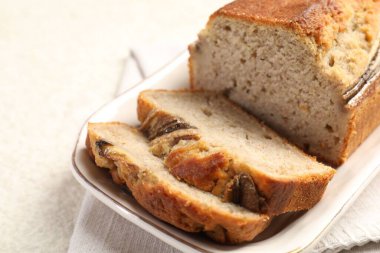 Açık gri masada muzlu ekmek parçaları, yakın plan.