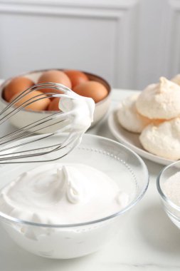 Krem şantili çırpma çırpma ve diğer malzemeler ışık masasında, yakın plan. Kurabiye pişiriyorum.