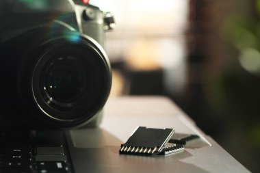SD hafıza kartları ve fotoğraf makinesi bilgisayarda, yakın plan.