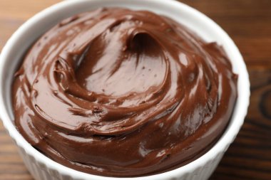Tahta masadaki kasede çikolatalı puding, yakın plan.