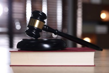 Yargıç tokmağı, ses bloğu ve ahşap masa üzerindeki kitap bulanık arka plan, yakın çekim