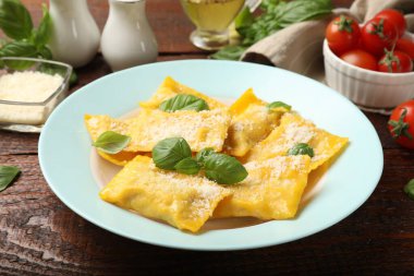 Tahta masada servis edilen peynirli ve fesleğenli lezzetli ravioli.