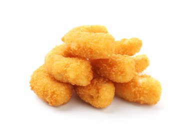 Birçok lezzetli tempura karidesi beyaz üzerine izole edilmiş.