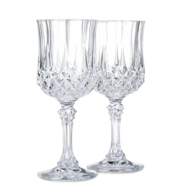 Beyaz üzerine izole edilmiş iki boş bardak.