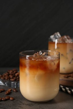 Gri masada lezzetli buzlu kahve ve fasulye.