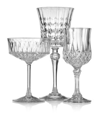 Beyaza izole edilmiş farklı boş bardaklar.