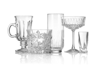 Beyaza izole edilmiş farklı boş bardaklar.