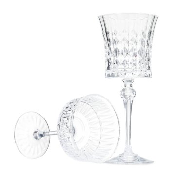 Beyaza izole edilmiş farklı boş bardaklar.