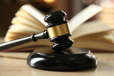 Hakimin tokmak ve kitap kapalı ahşap masa, seçici odak