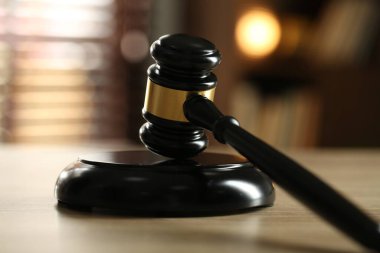 Hakimin tokmağı ahşap masada bulanık arka planda, yakın plan