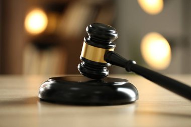 Hakimin tokmağı ahşap masada bulanık arka planda, yakın plan