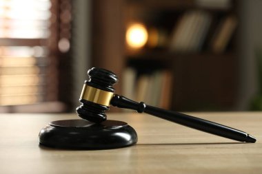 Hakimin tokmağı ahşap masada bulanık arka planda, yakın plan