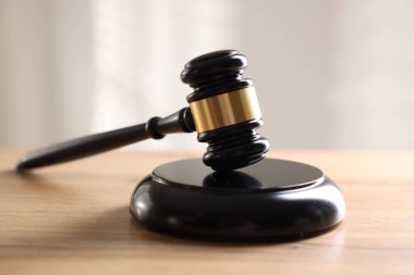 Hakimin tokmağı ahşap masada, arka planda ışığa karşı, yakın plan.