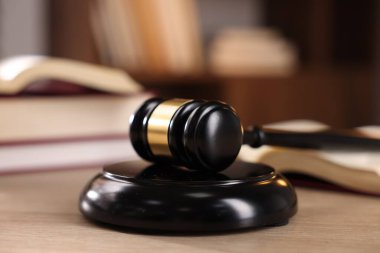 Yargıç tokmağı ve ahşap masa üzerindeki kitaplar, seçici odaklanma.