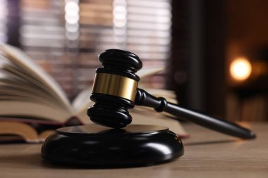 Hakimin tokmak ve kitap kapalı ahşap masa, seçici odak