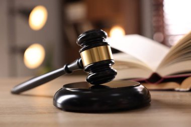 Hakimin tokmak ve kitap kapalı ahşap masa, seçici odak