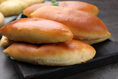 Gri desenli masada lezzetli pişmiş köfteler, yakın plan.