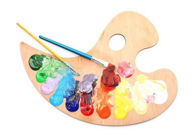 Beyaz renkte ve fırçalı ahşap palet, üst manzara.