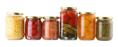 Farklı turşu ürünleri olan bir sürü kavanoz beyaz üzerine izole edilmiş.