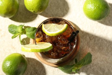 Lezzetli Küba Libre kokteyli cam ve malzemeler açık dokulu masa, düz yatıyordu.