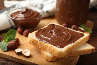 Lezzetli fındıklı tost, ahşap masada fındık ve nane, yakın plan.