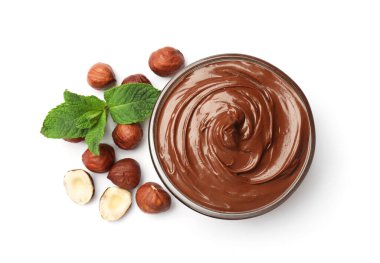 Fındıklı çikolata kabı, fındıklı ve naneli, beyaza izole edilmiş.