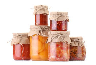 Farklı turşu ürünleri olan bir sürü kavanoz beyaz üzerine izole edilmiş.