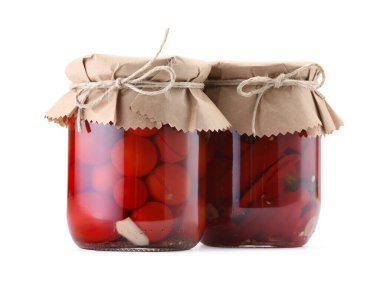 Farklı turşu ürünleri olan kavanozlar beyaza izole edilmiş.