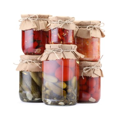 Farklı turşu ürünleri olan bir sürü kavanoz beyaz üzerine izole edilmiş.