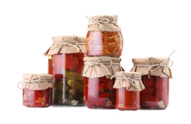 Farklı turşu ürünleri olan bir sürü kavanoz beyaz üzerine izole edilmiş.