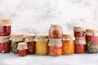Işık masasında farklı turşu ürünleri olan bir sürü kavanoz. Metin için boşluk