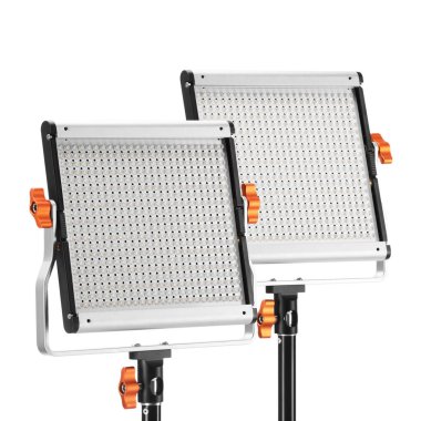 Profesyonel ışıklandırma ekipmanları beyaza izole edilmiş. Fotoğraf stüdyosu aracı