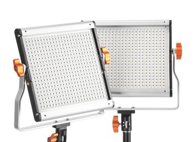 Profesyonel ışıklandırma ekipmanları beyaza izole edilmiş. Fotoğraf stüdyosu aracı