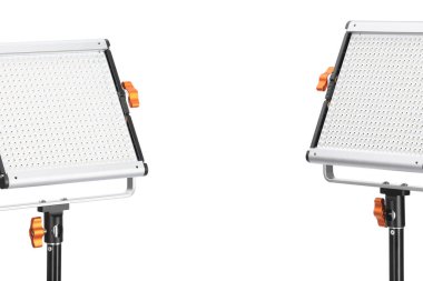 Profesyonel ışıklandırma ekipmanları beyaza izole edilmiş. Fotoğraf stüdyosu aracı