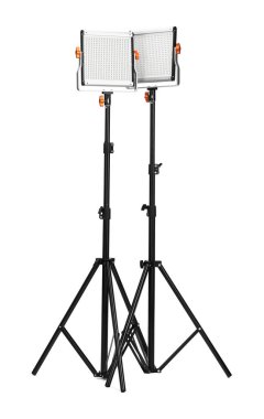 Beyaza izole edilmiş tripodlu profesyonel ışıklandırma ekipmanları.