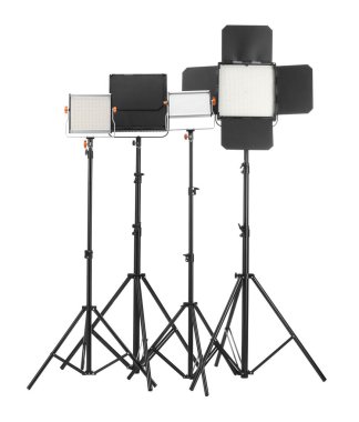 Beyaza izole edilmiş tripodlu profesyonel ışıklandırma ekipmanları.