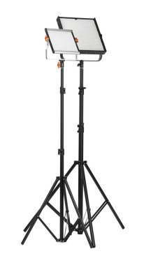 Beyaza izole edilmiş tripodlu profesyonel ışıklandırma ekipmanları.