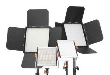 Profesyonel ışıklandırma ekipmanları beyaza izole edilmiş. Fotoğraf stüdyosu aracı