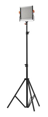 Beyaza izole edilmiş tripodu olan profesyonel ışıklandırma ekipmanları.